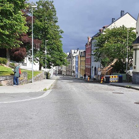Near Brosundet, Newly Refurnished, Free Street Parking Apartment Олесун Екстериор снимка