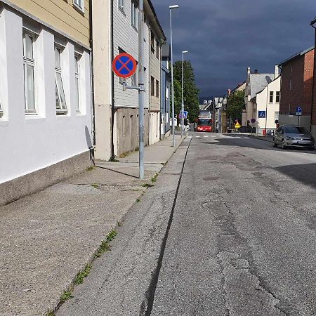 Near Brosundet, Newly Refurnished, Free Street Parking Apartment Олесун Екстериор снимка