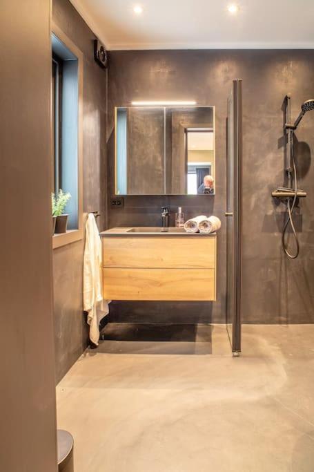 Near Brosundet, Newly Refurnished, Free Street Parking Apartment Олесун Екстериор снимка