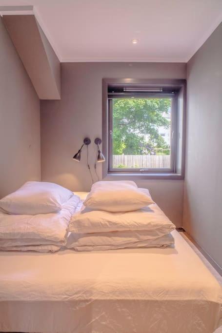 Near Brosundet, Newly Refurnished, Free Street Parking Apartment Олесун Екстериор снимка