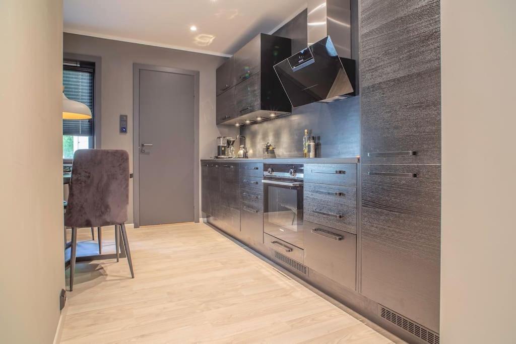 Near Brosundet, Newly Refurnished, Free Street Parking Apartment Олесун Екстериор снимка