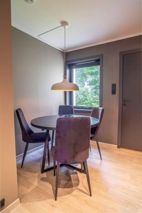 Near Brosundet, Newly Refurnished, Free Street Parking Apartment Олесун Екстериор снимка