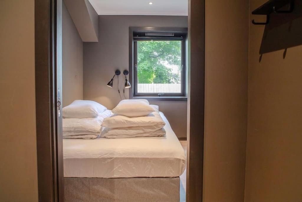 Near Brosundet, Newly Refurnished, Free Street Parking Apartment Олесун Екстериор снимка