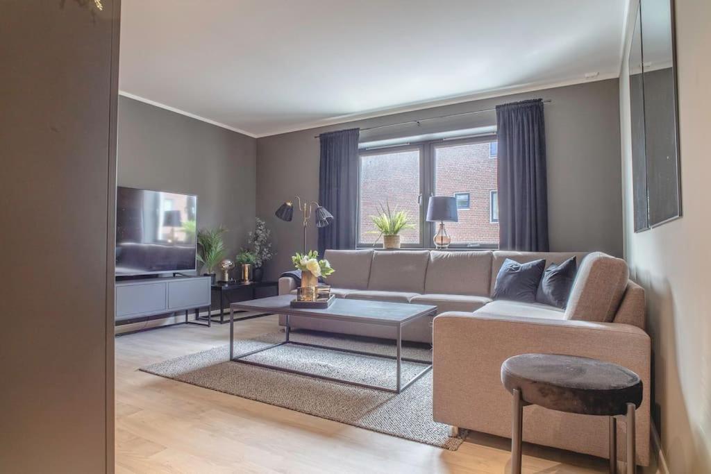 Near Brosundet, Newly Refurnished, Free Street Parking Apartment Олесун Екстериор снимка