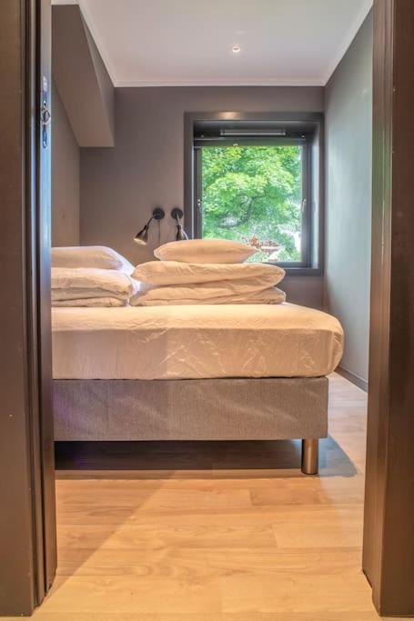 Near Brosundet, Newly Refurnished, Free Street Parking Apartment Олесун Екстериор снимка