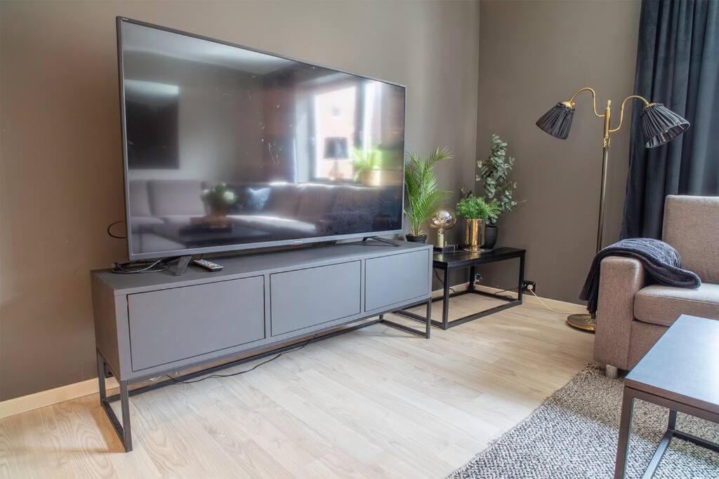 Near Brosundet, Newly Refurnished, Free Street Parking Apartment Олесун Екстериор снимка